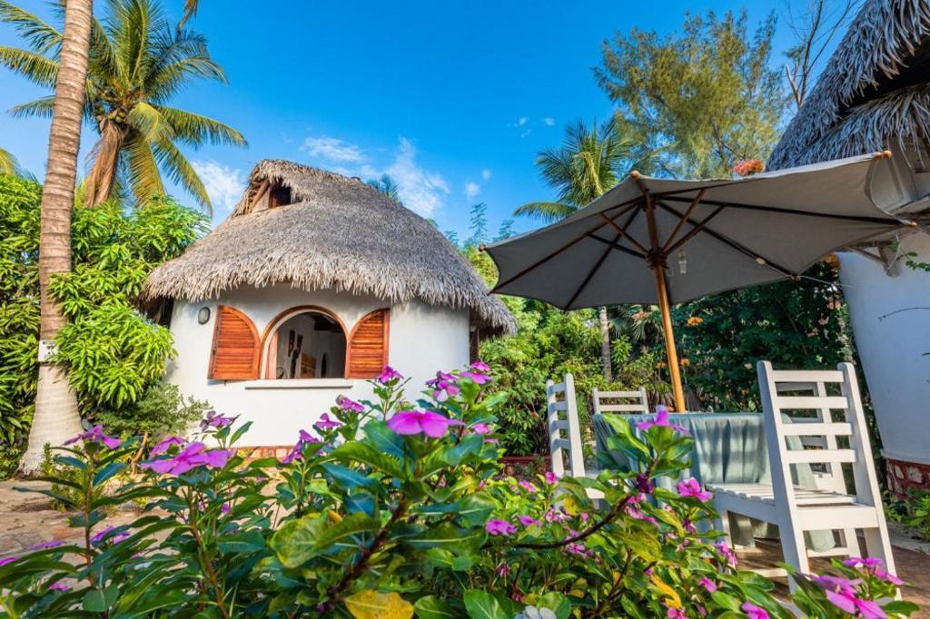 Chez Maggie Hotel & Restaurant Morondava Exterior photo