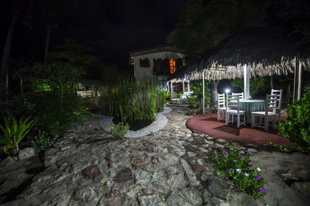 Chez Maggie Hotel & Restaurant Morondava Exterior photo